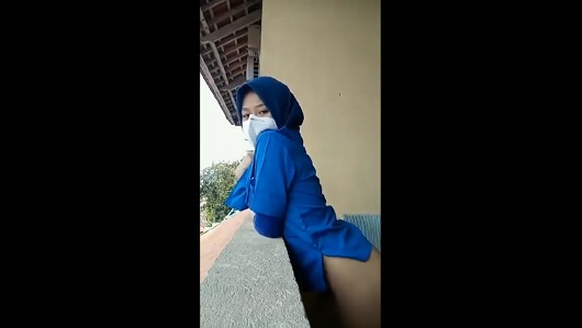 Bokep Jilbab Indo Mbak Kasir Indomaret Pamer Memek di Balkon