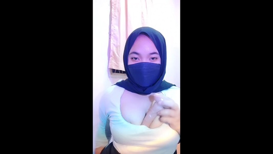 Colmek Jilbab BabyGebi Toge Pake Dildo